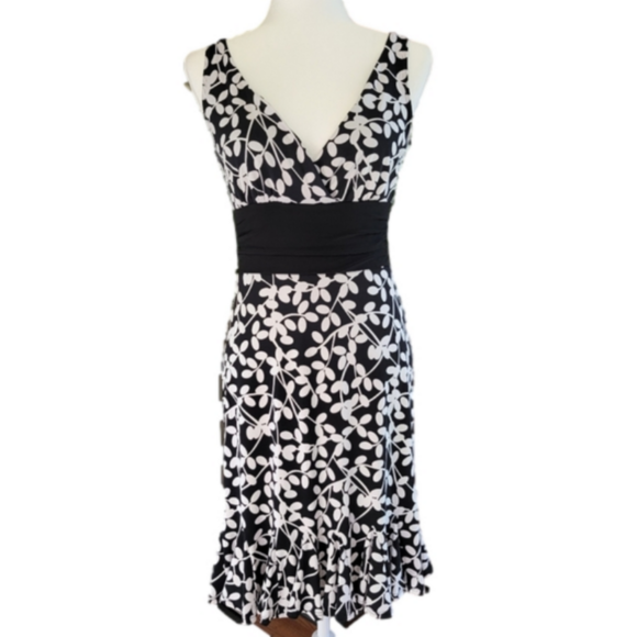 White House Black Market Dresses & Skirts - White House Black Market Black White Botanical Print Tulip Hem Dress Size XS